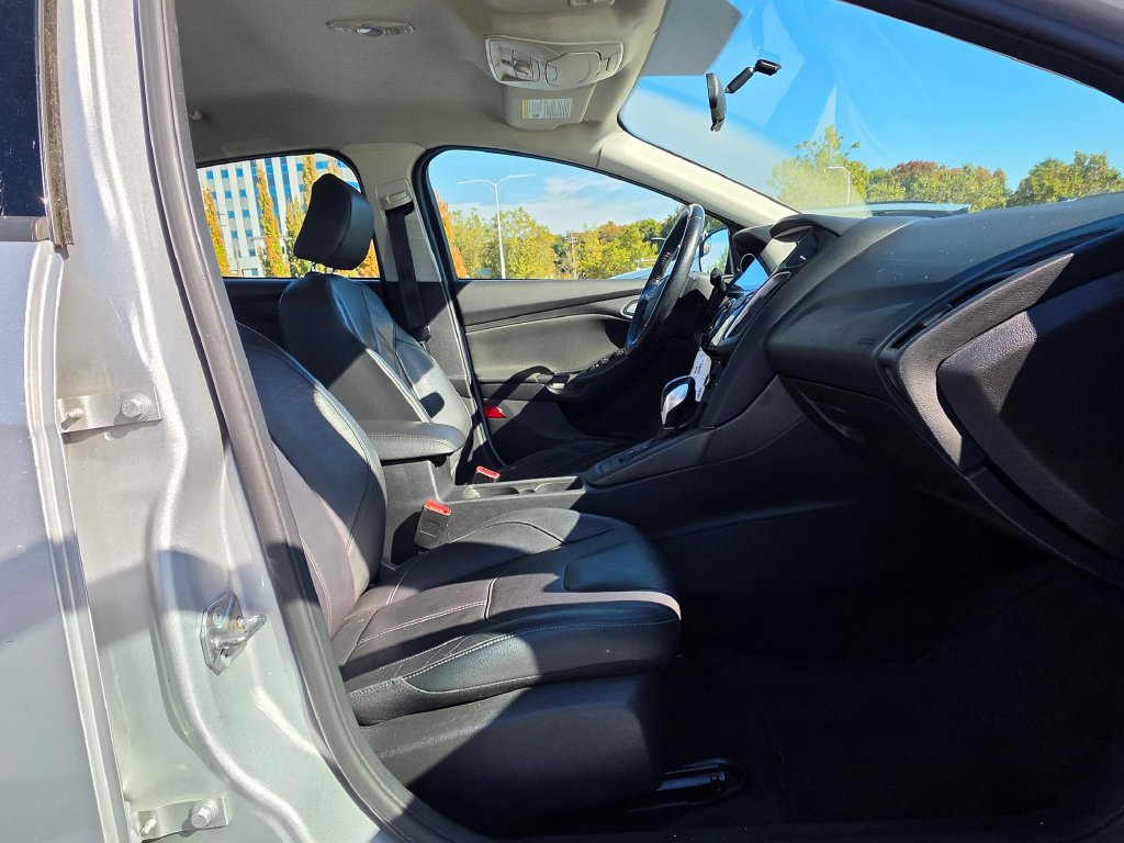 Used 2015 Ford Focus SE w/ Equipment Group 201A FWD image 11