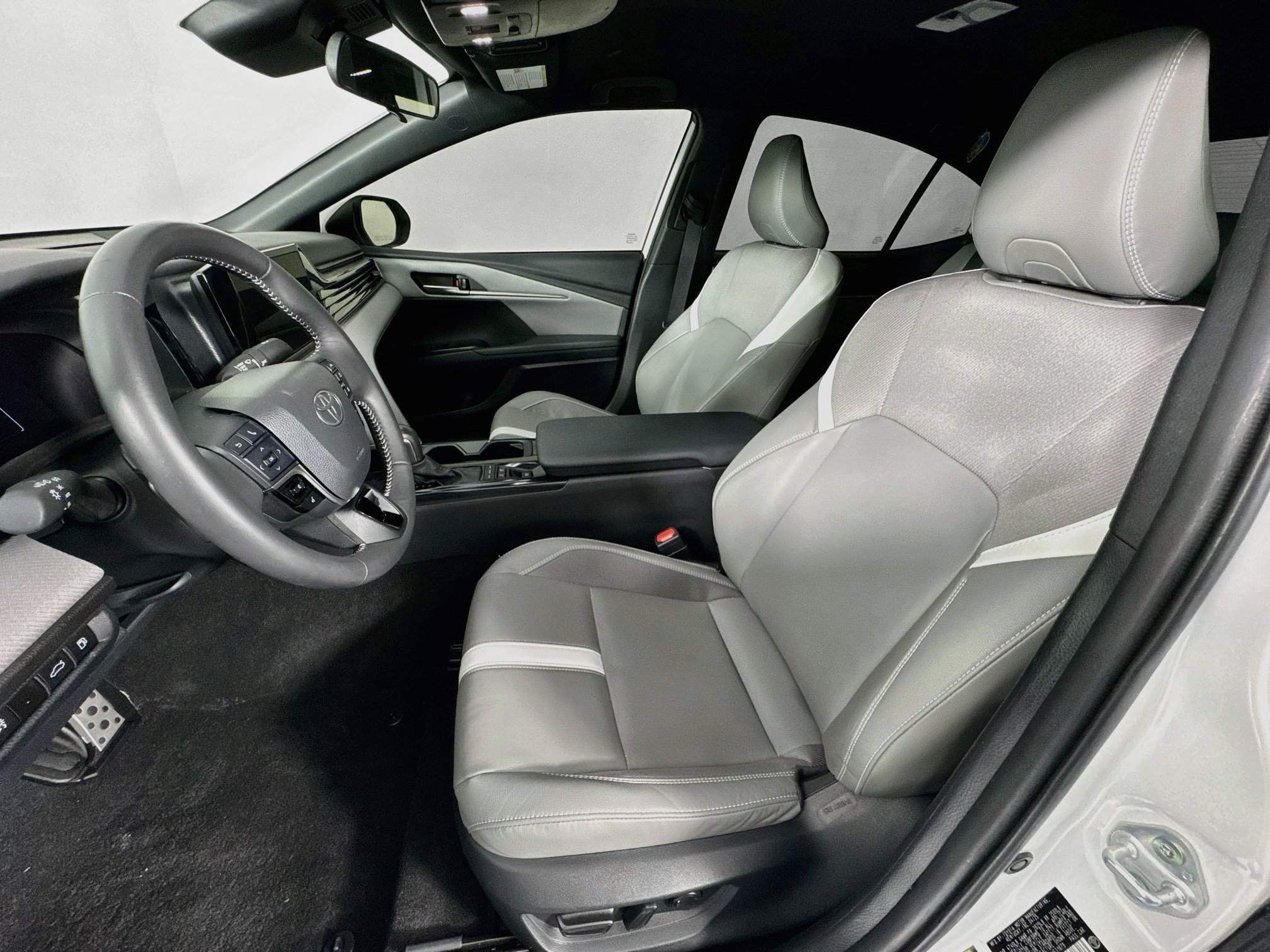 Used 2025 Toyota Camry SE AWD/4WD image 19