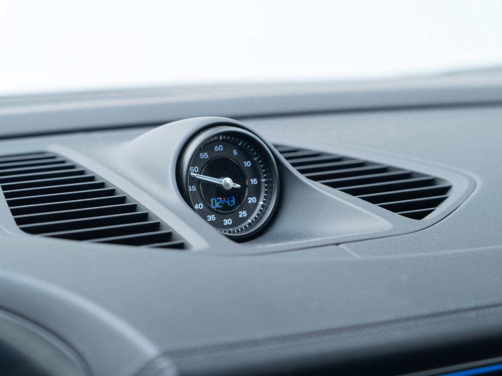 Certified 2025 Porsche Macan Electric image 25