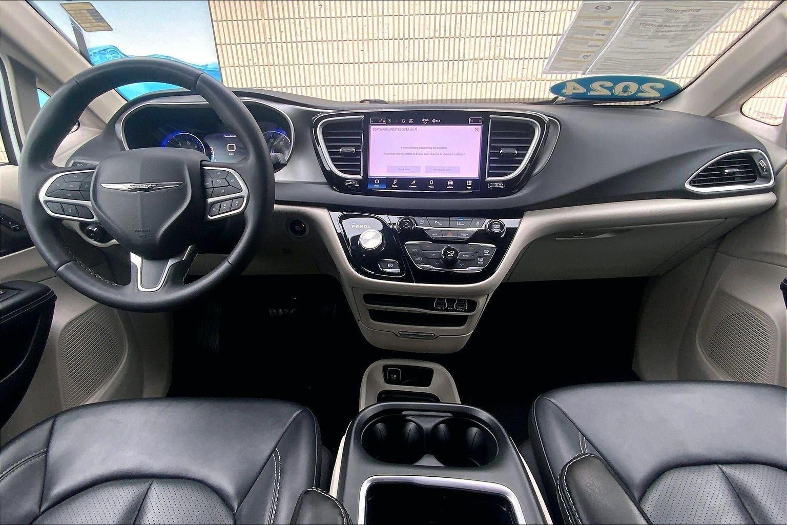 Used 2024 Chrysler Pacifica Touring-L image 15
