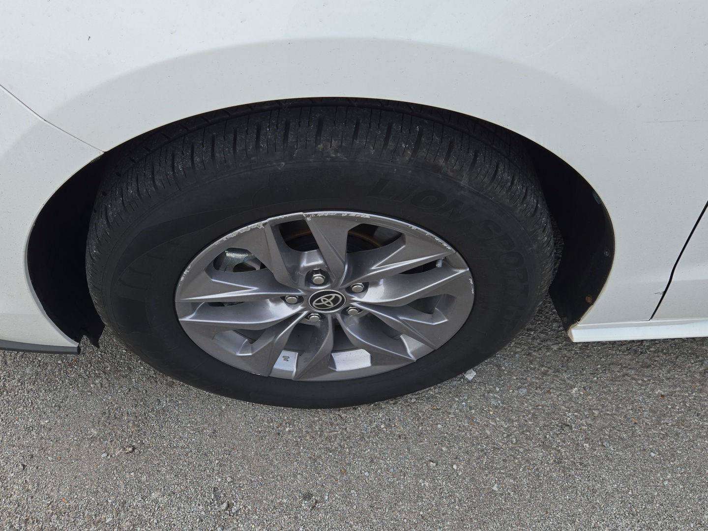 Used 2024 Toyota Sienna LE AWD/4WD image 12