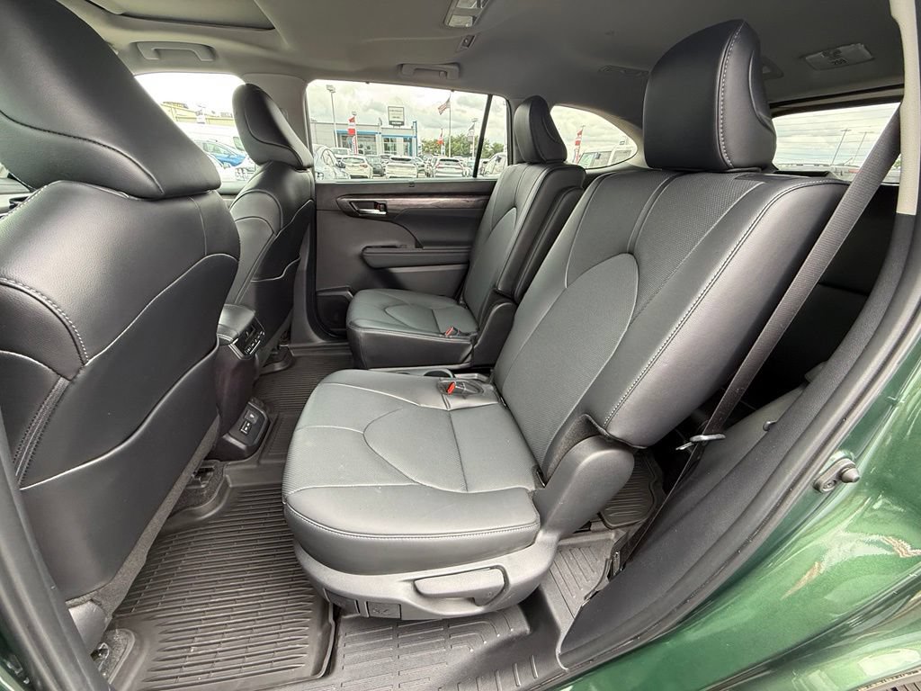 Used 2024 Toyota Highlander Limited AWD/4WD image 17