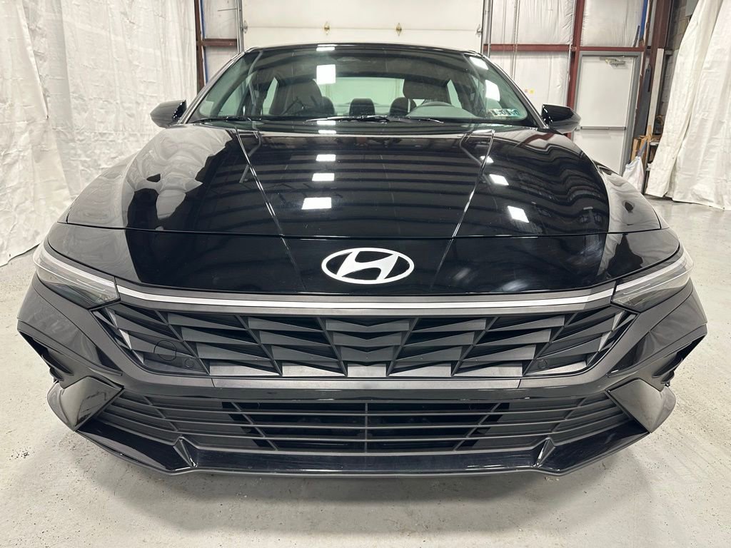 Used 2025 Hyundai Elantra Sport image 2