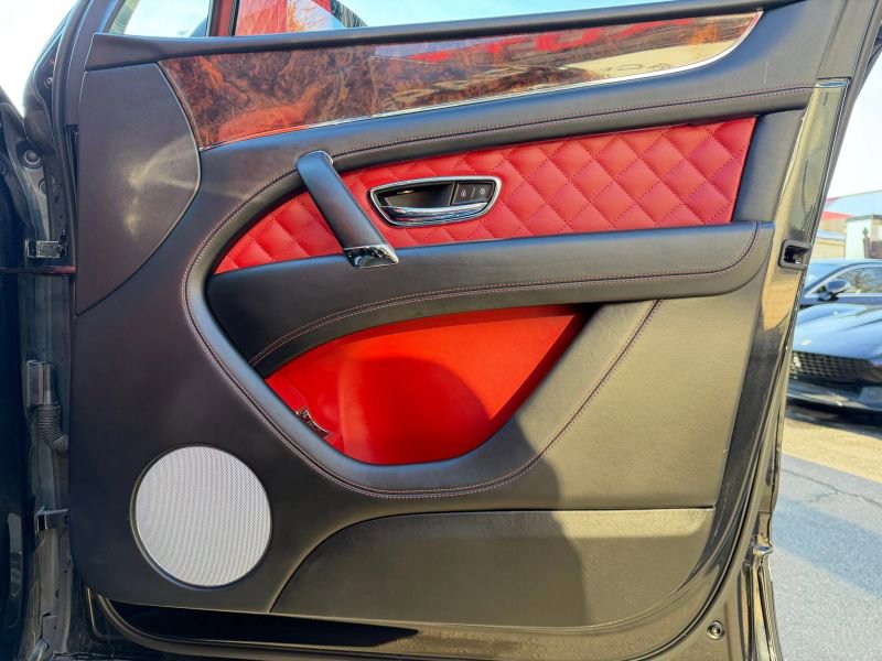 Used 2019 Bentley Bentayga image 28