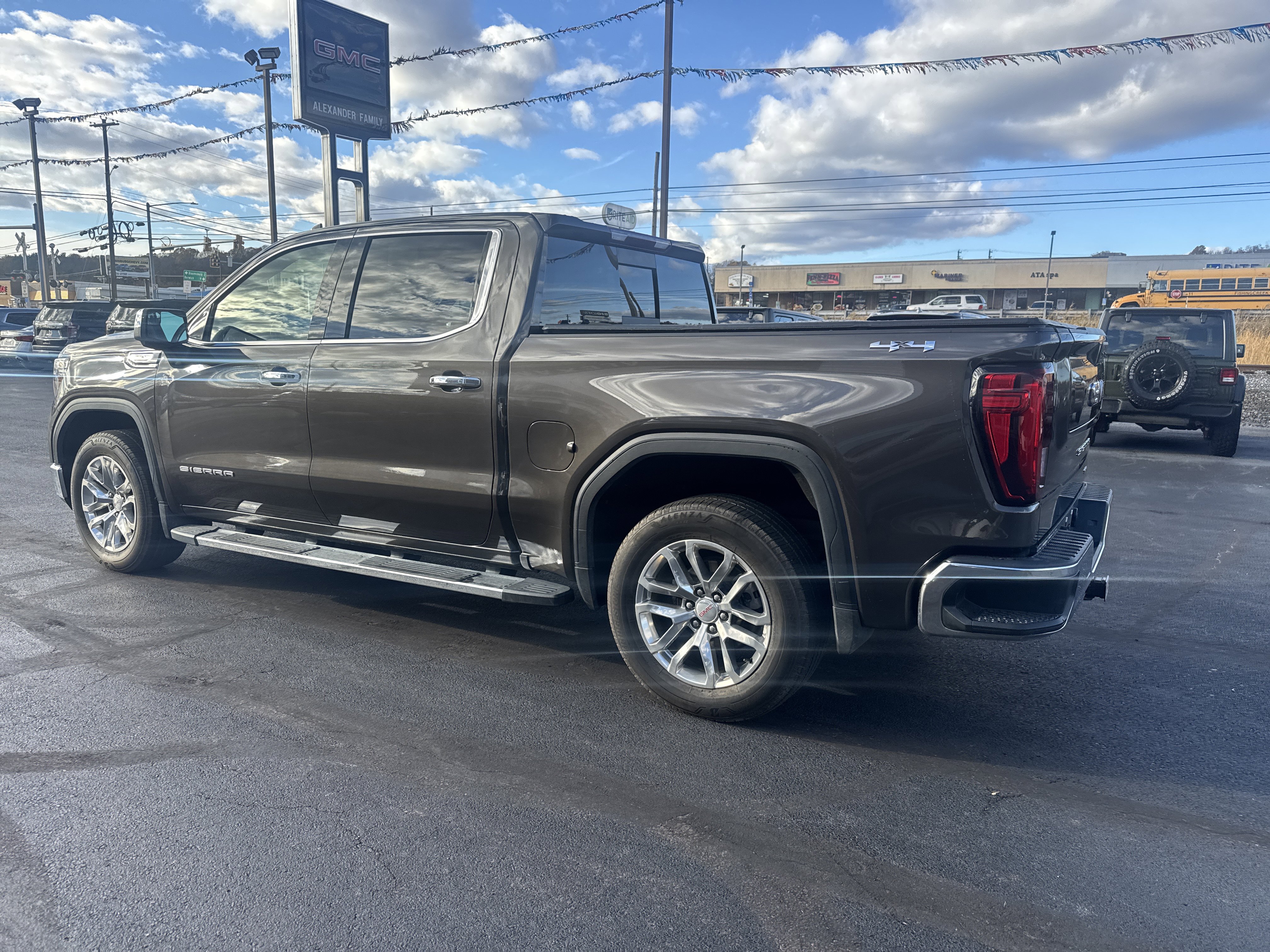 Used 2019 GMC Sierra 1500 SLT w/ SLT Premium Package image 6