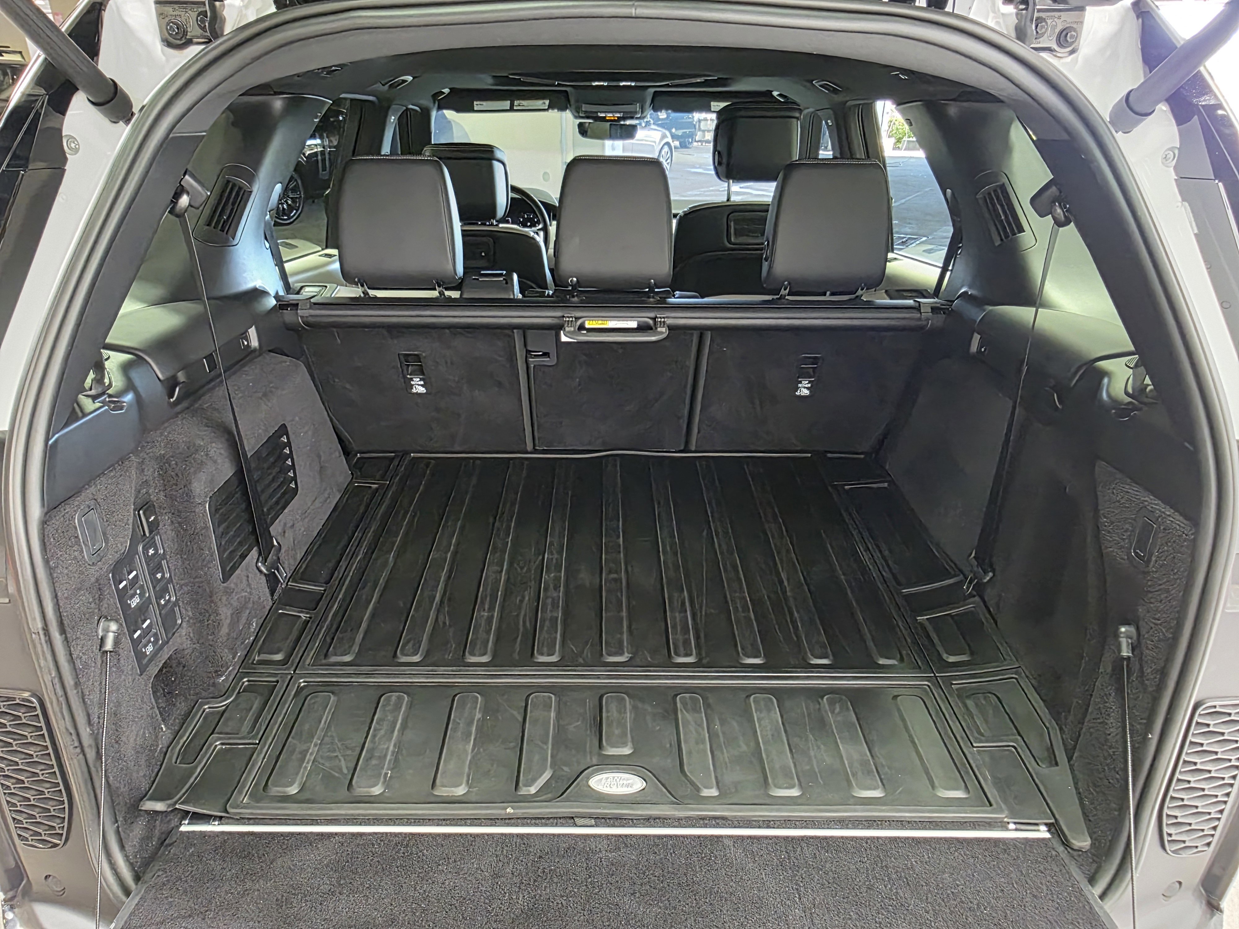 Used 2024 Land Rover Discovery Metropolitan Edition image 16