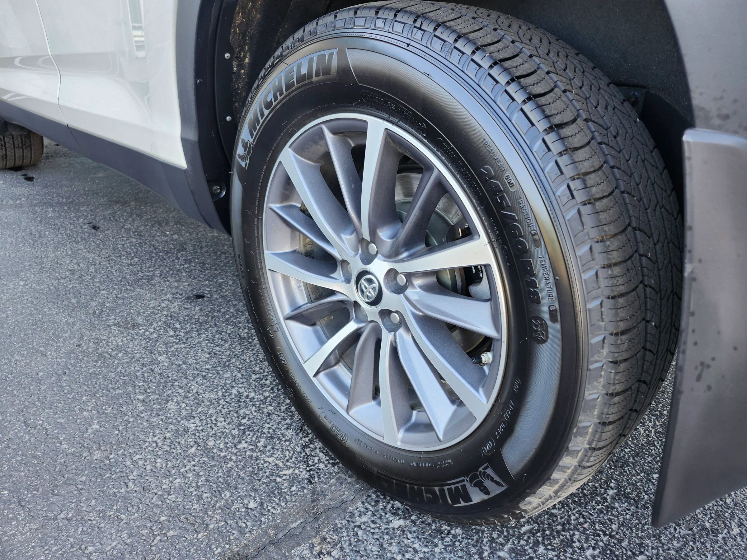 Used 2019 Toyota Highlander XLE AWD/4WD image 36