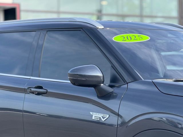 Used 2025 Mitsubishi Outlander 4WD Plug-In Hybrid image 4