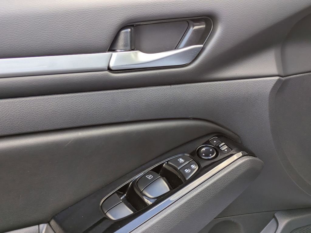 Used 2025 Nissan Altima 2.5 SR image 13