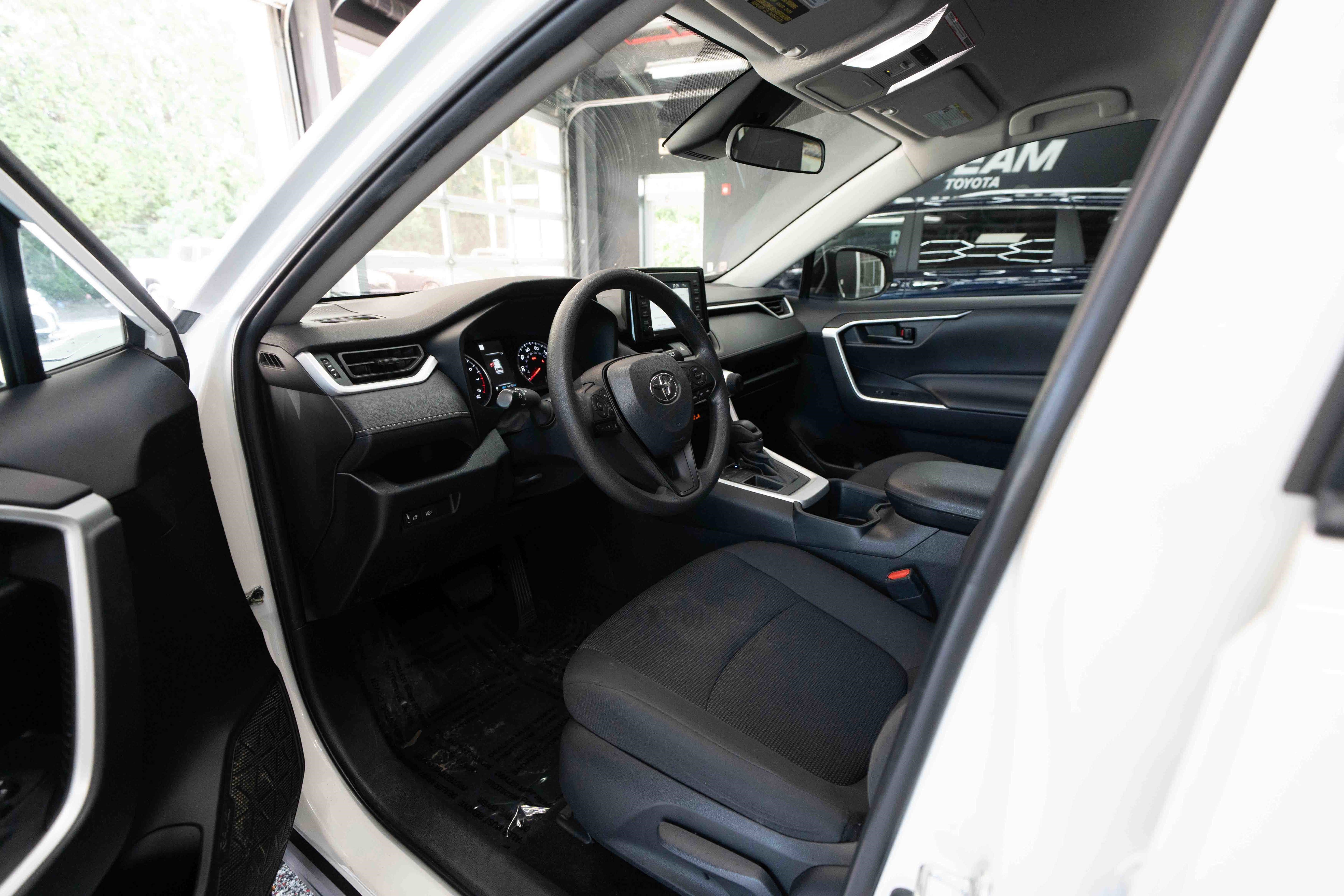 Used 2022 Toyota RAV4 LE FWD image 8