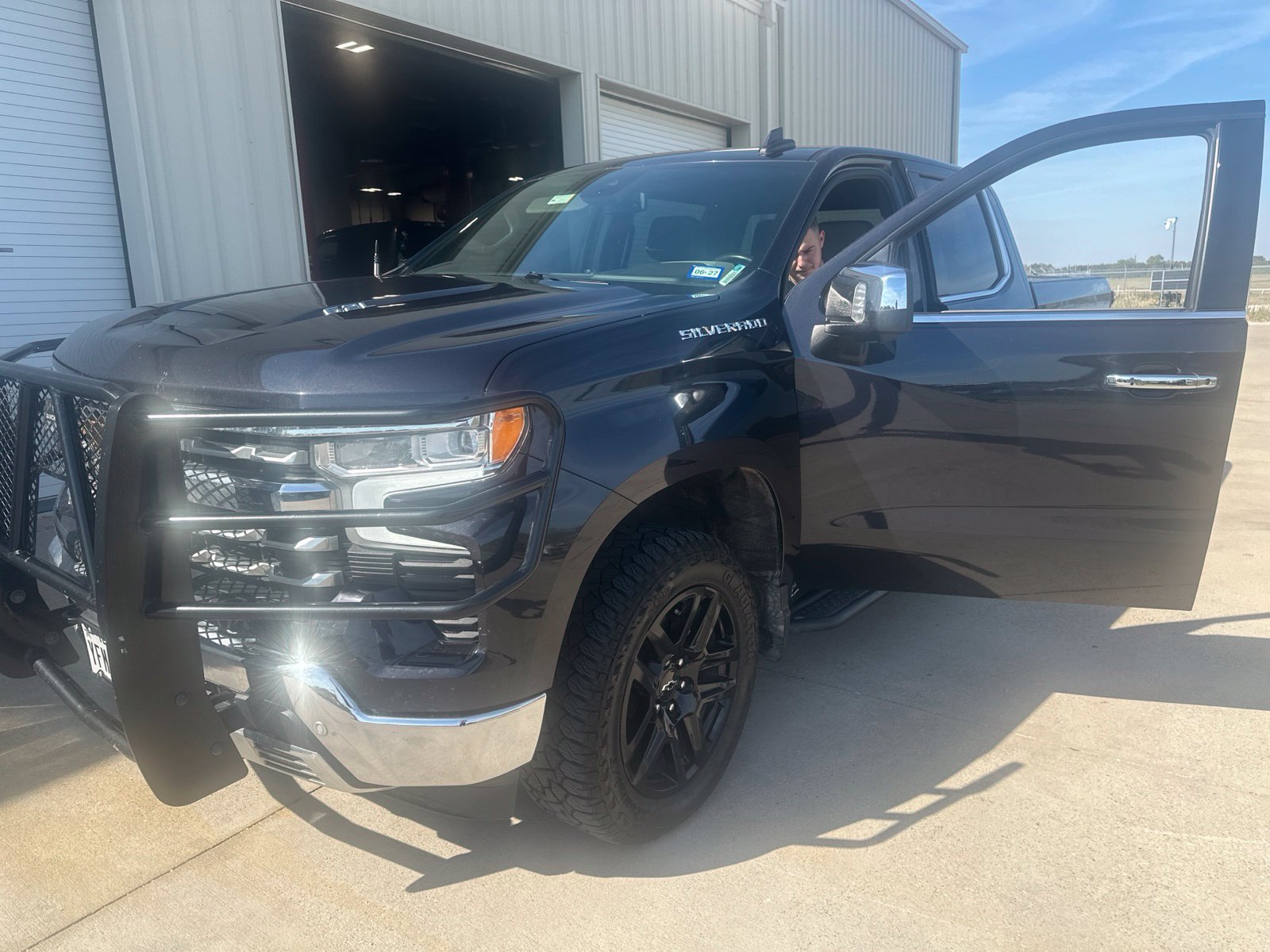 Used 2023 Chevrolet Silverado 1500 LTZ AWD/4WD image 2