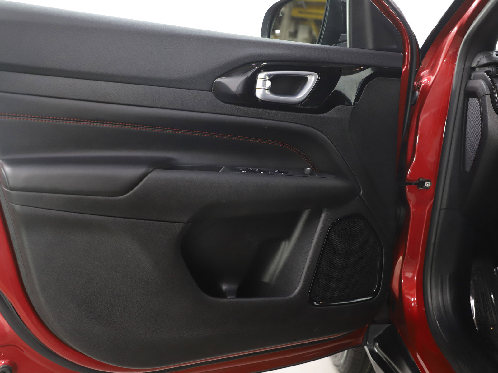 Used 2025 Jeep Compass Trailhawk image 18