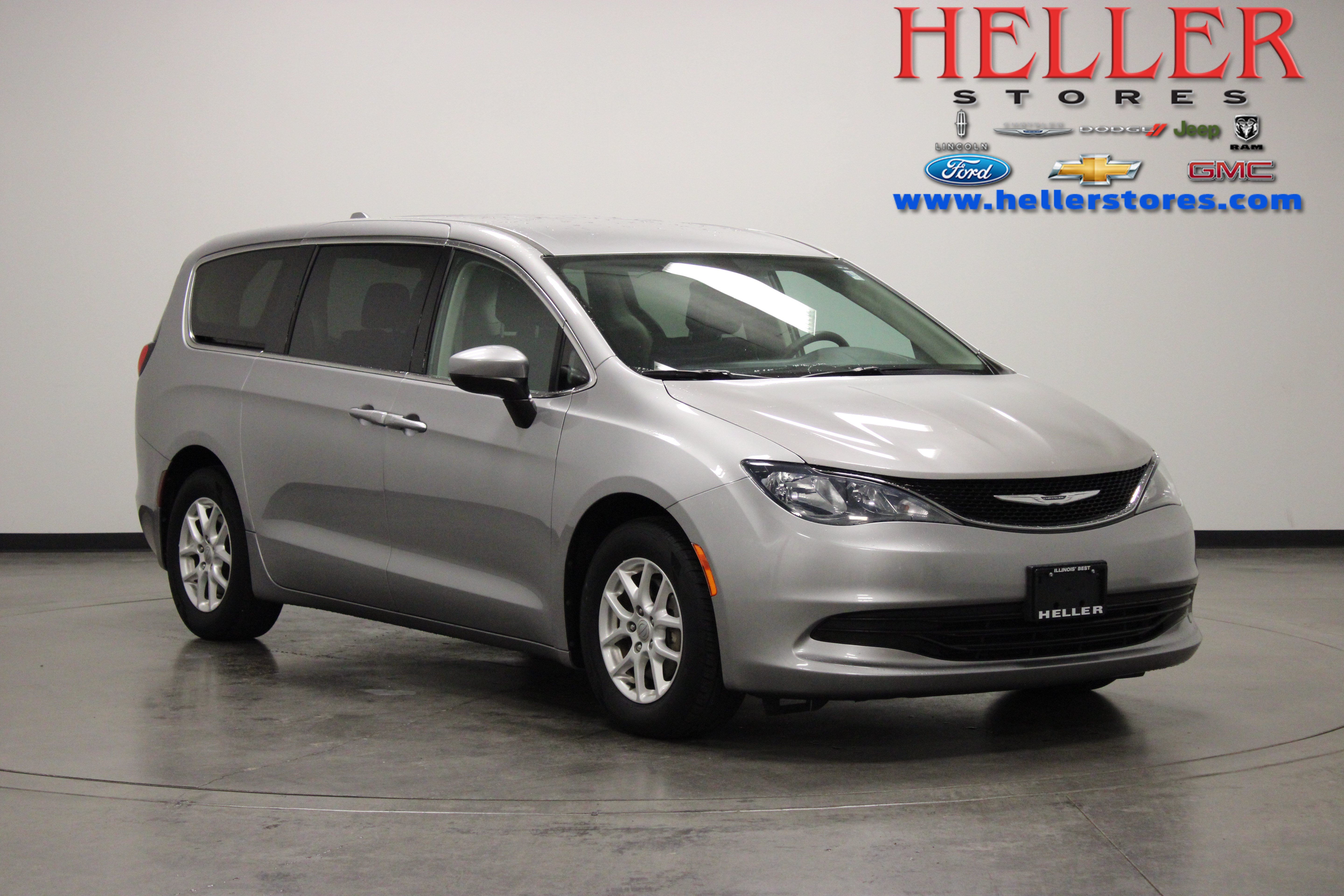 Used 2017 Chrysler Pacifica LX FWD image 1