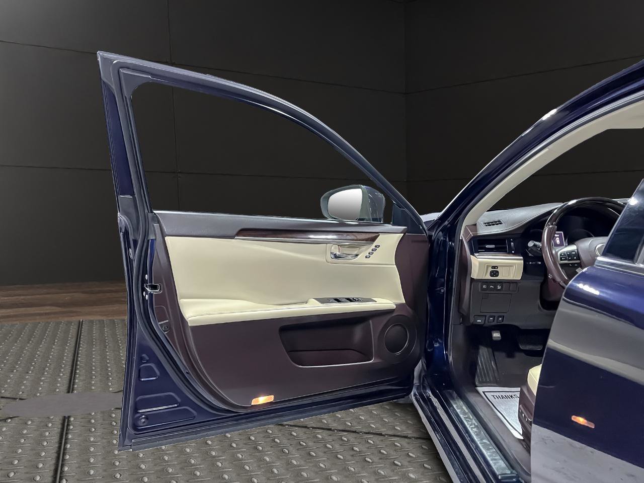 Used 2018 Lexus ES 350 w/ Navigation System Package FWD image 18