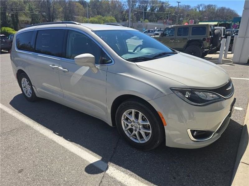 Used 2020 Chrysler Pacifica Touring image 2