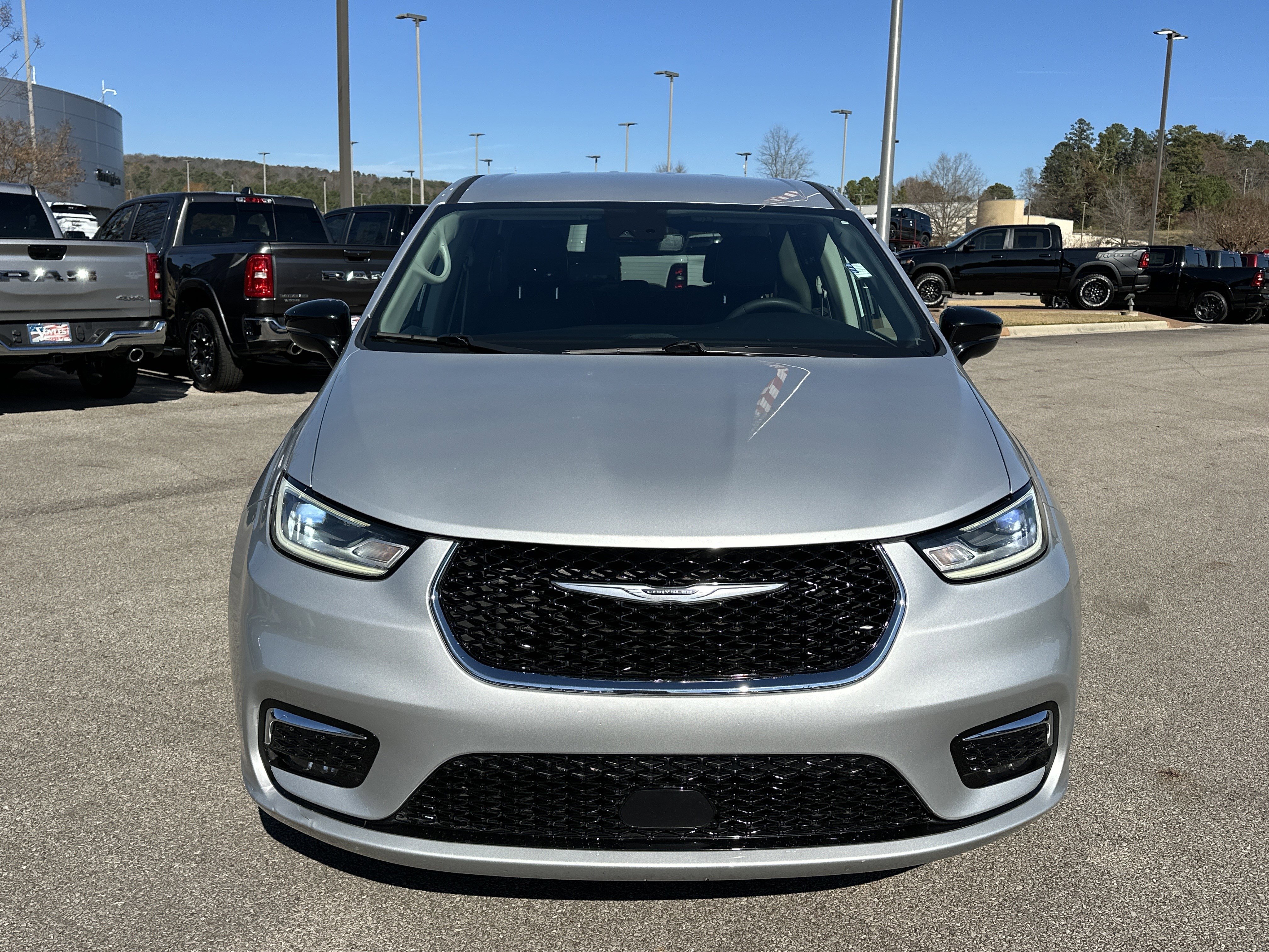 Used 2024 Chrysler Pacifica Touring-L image 2