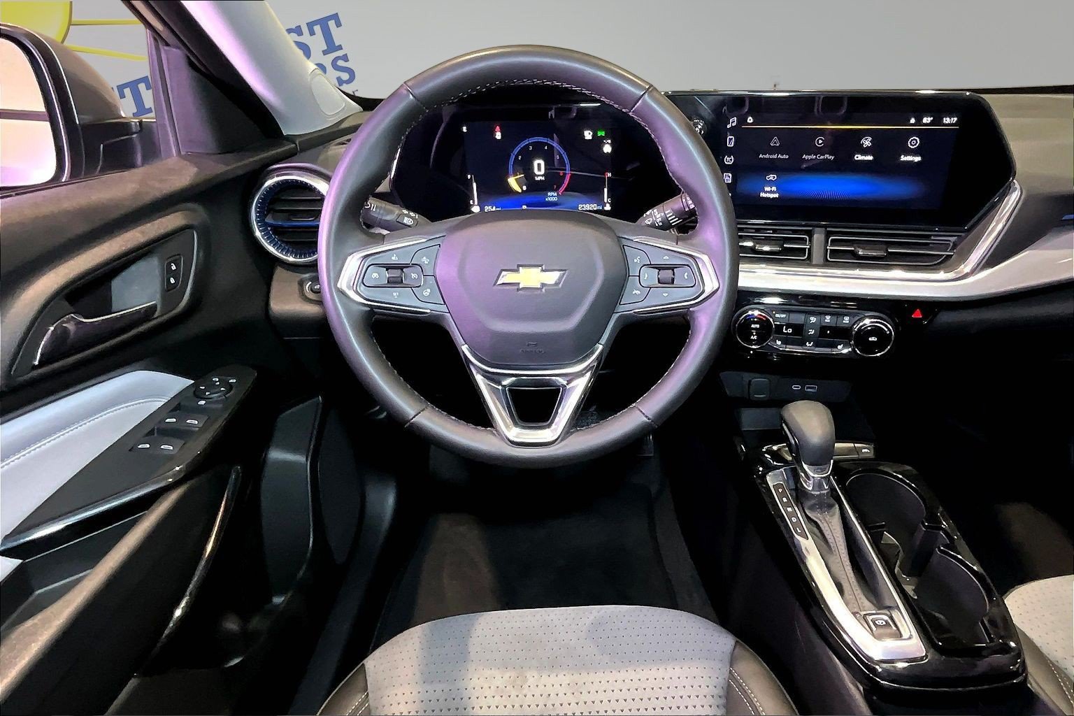 Used 2025 Chevrolet Trax LT w/ LT Convenience Package FWD image 9