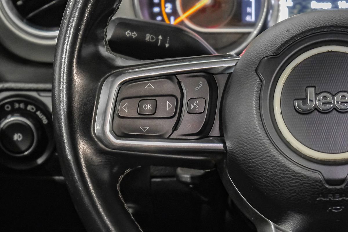 Used 2018 Jeep Wrangler Unlimited Sahara image 16