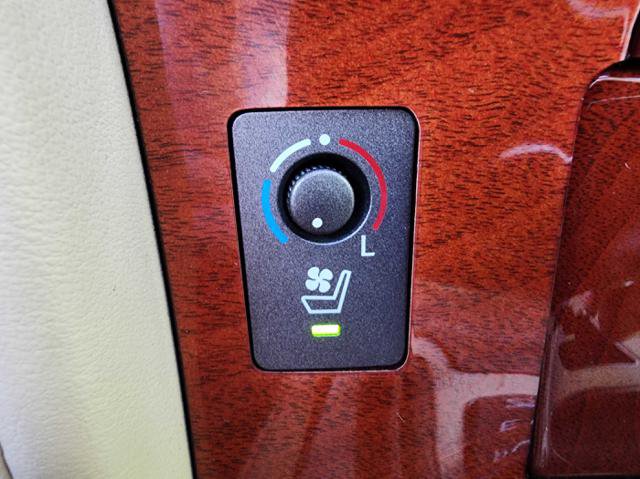 Used 2010 Lexus LX 570 4WD image 25