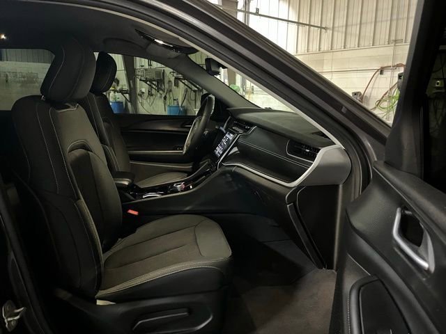 Used 2023 Jeep Grand Cherokee Laredo AWD/4WD image 26