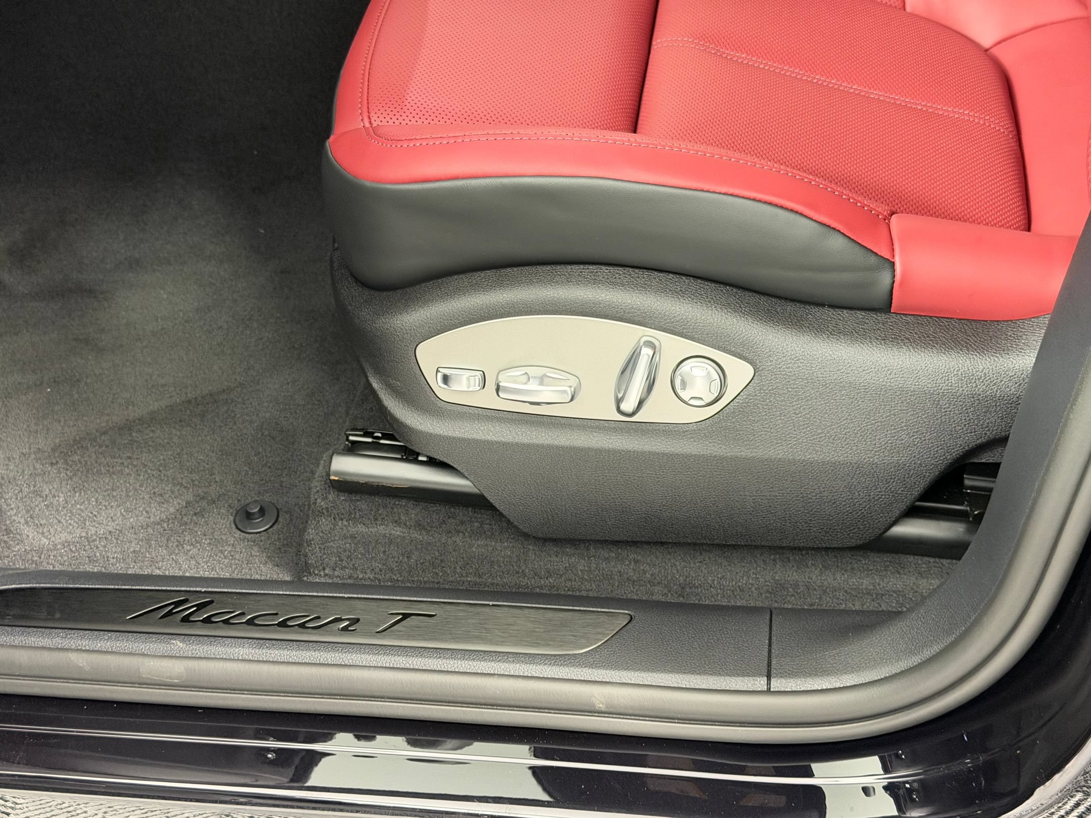New 2026 Porsche Macan AWD/4WD image 14