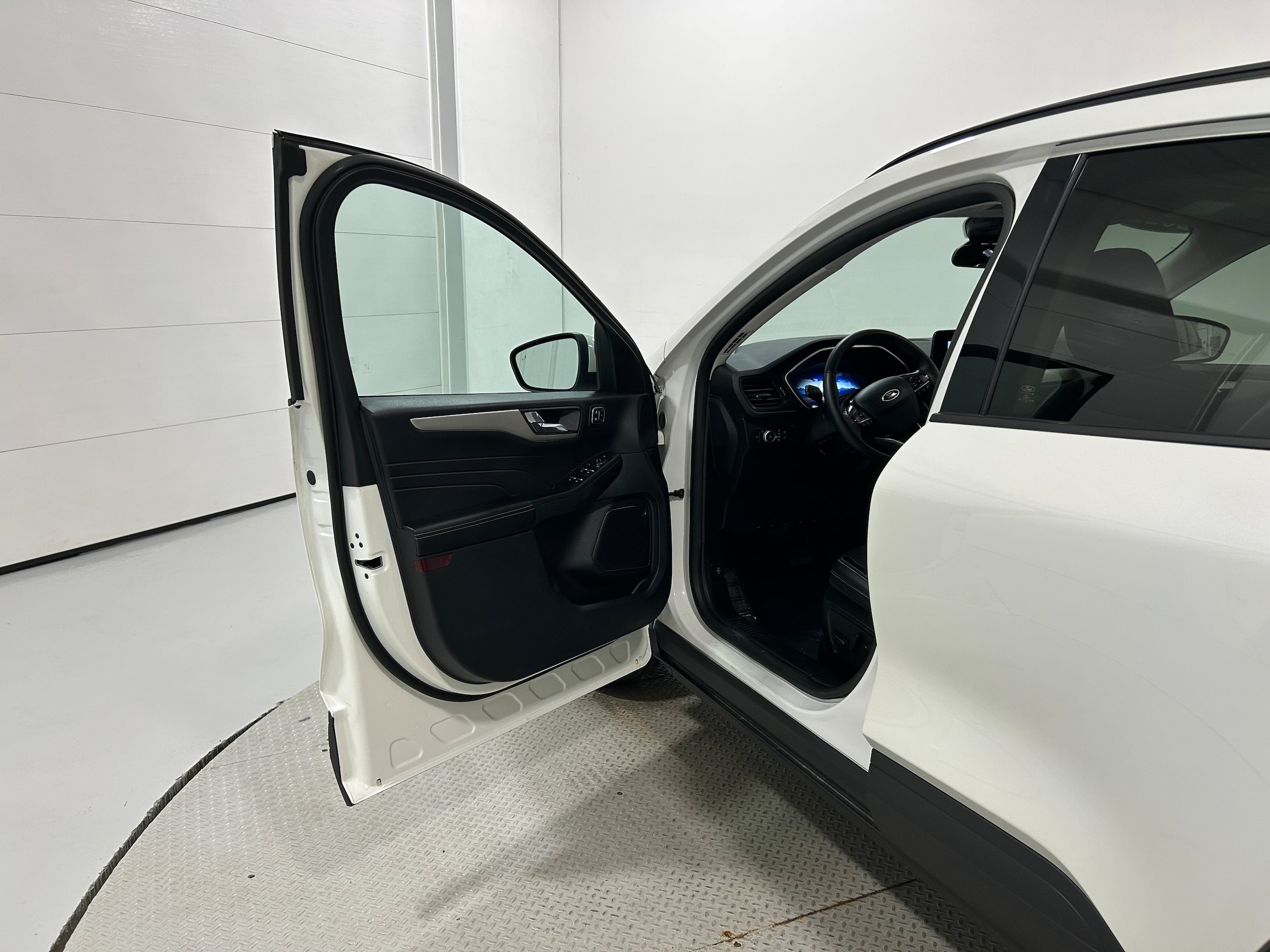 Used 2021 Ford Escape SEL w/ Technology Package AWD/4WD image 23