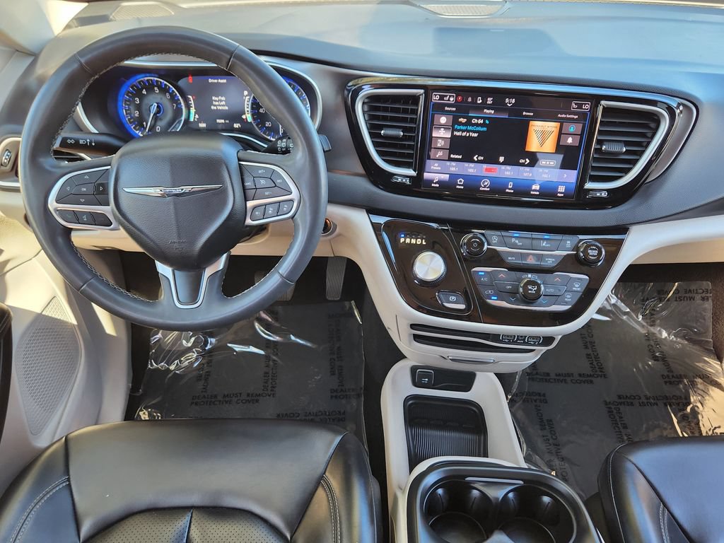 Used 2023 Chrysler Pacifica Touring-L FWD image 3