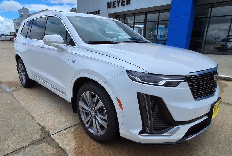 Used 2024 Cadillac XT6 Premium Luxury w/ Technology Package AWD/4WD image 2