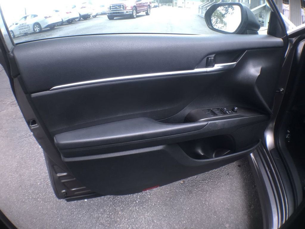 Used 2023 Toyota Camry SE image 12