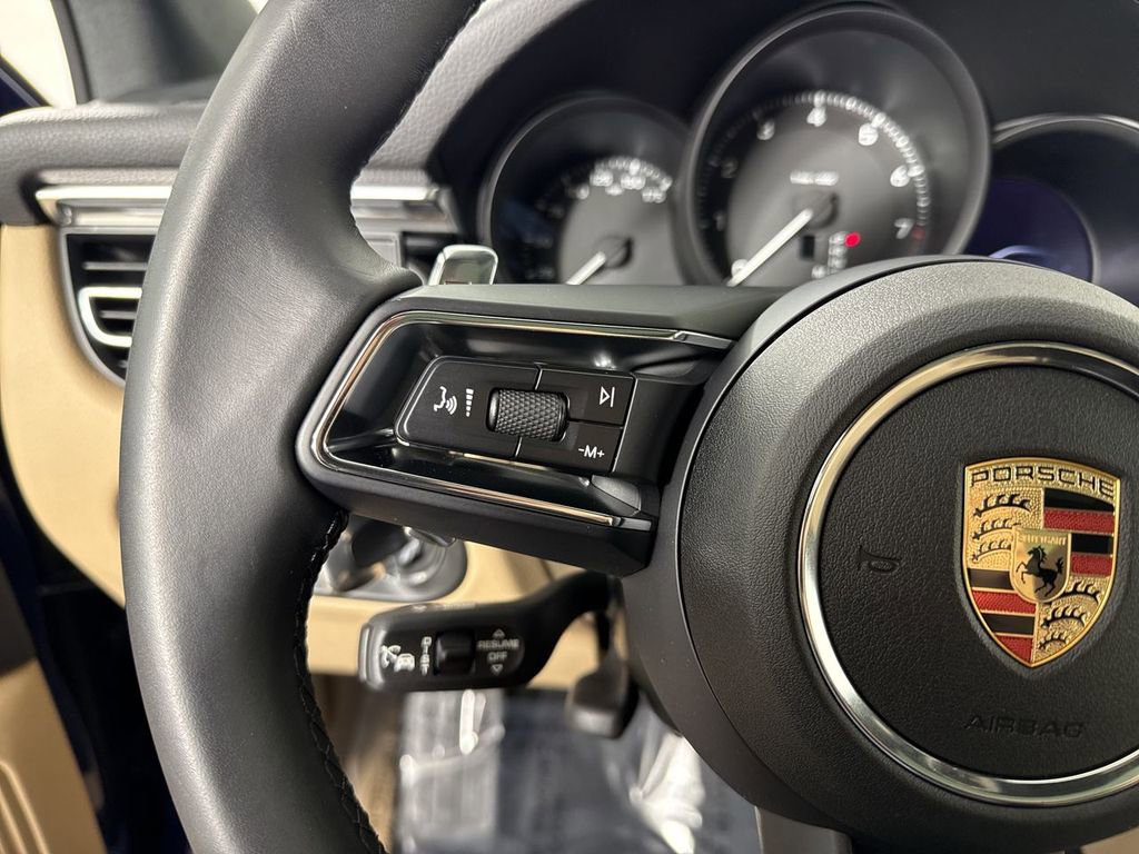 Certified 2025 Porsche Macan image 38