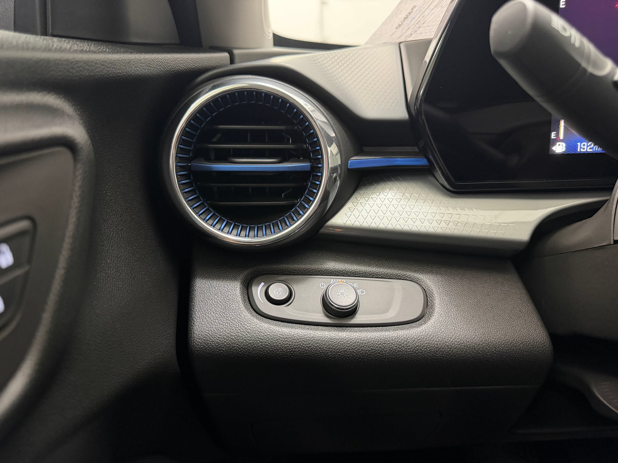 New 2026 Chevrolet Trax LT w/ Midnight Edition FWD image 31