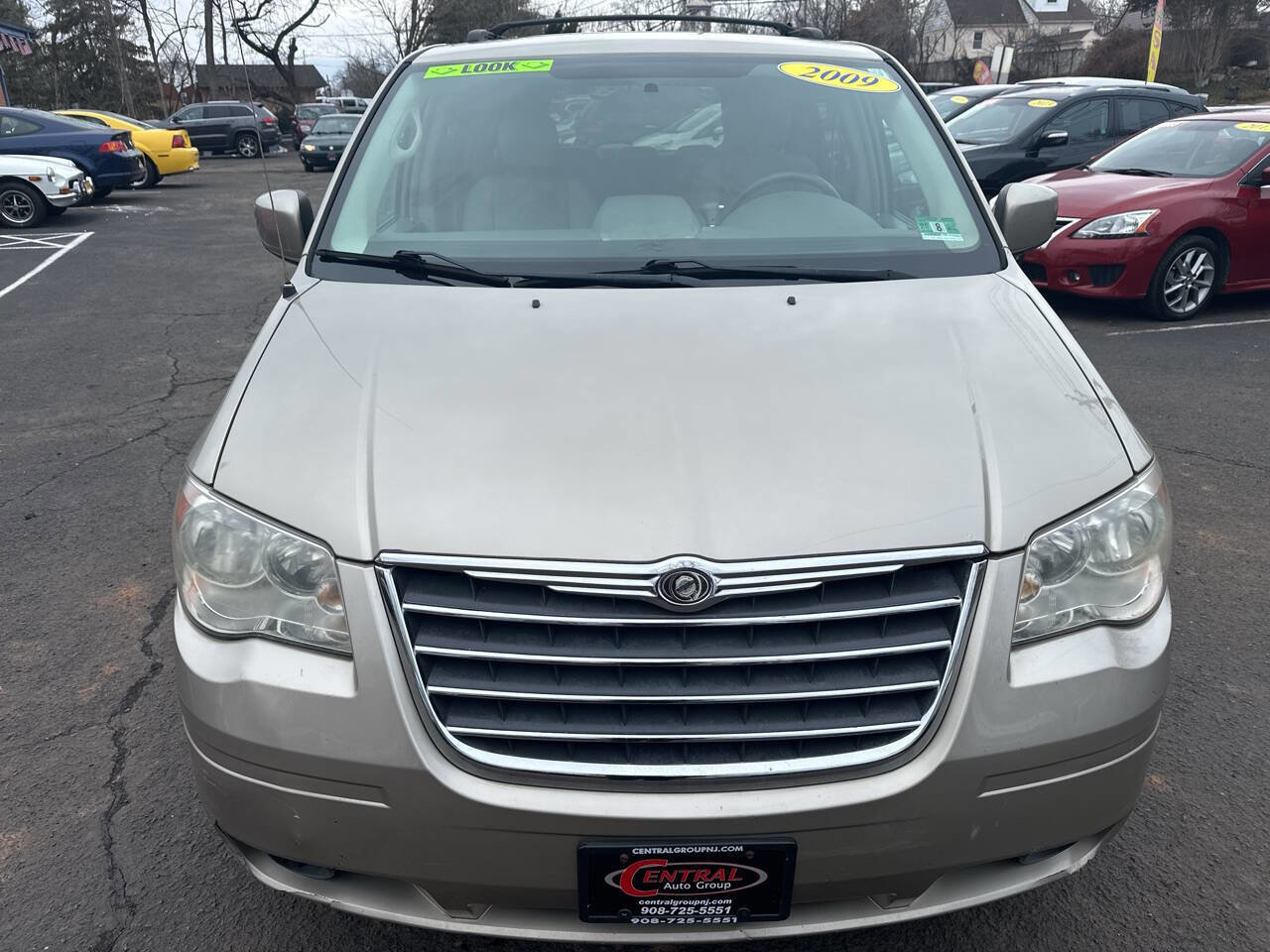 Used 2009 Chrysler Town & Country Touring image 2