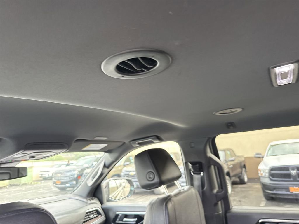 Used 2025 Chevrolet Suburban Z71 image 18