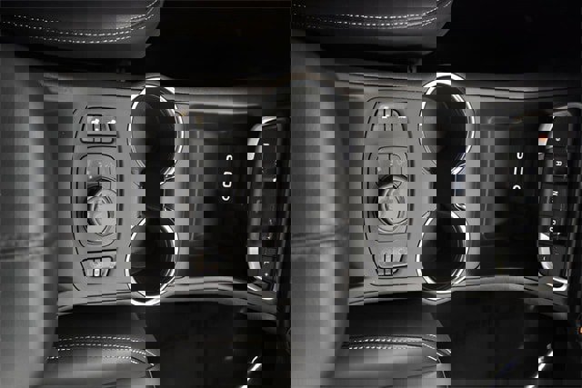 Used 2024 GMC Terrain SLT image 29