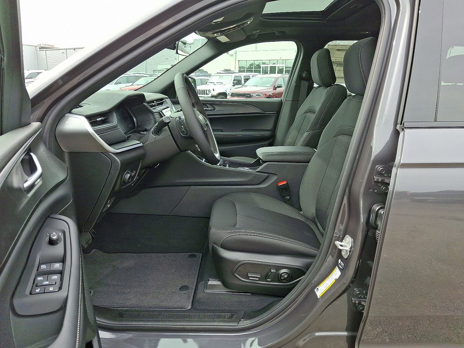 New 2025 Jeep Grand Cherokee Laredo w/ MOPAR Finishing Package image 8