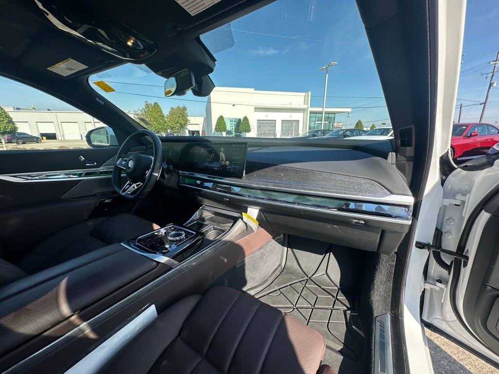 Certified 2025 BMW 760i xDrive w/ Luxury Rear Seating Package image 28