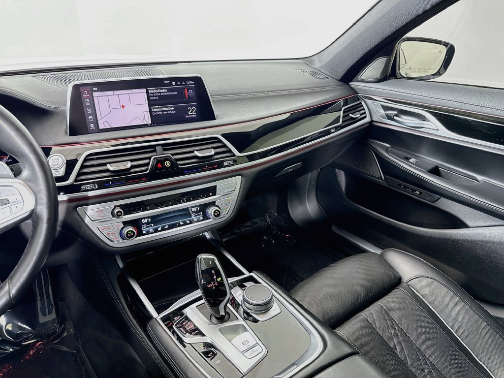 Used 2022 BMW 750i xDrive w/ M Sport Package AWD/4WD image 25