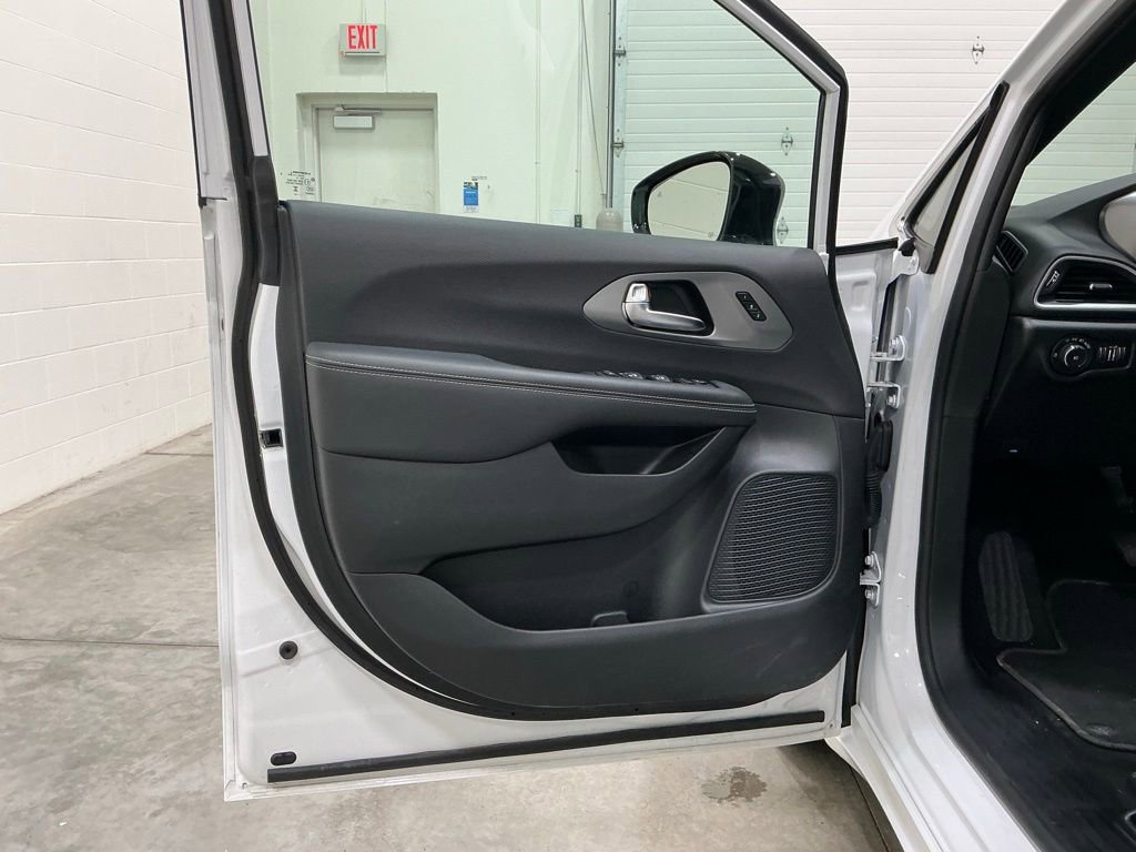 Used 2025 Chrysler Pacifica Select image 15