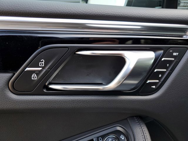 Used 2025 Porsche Macan image 27