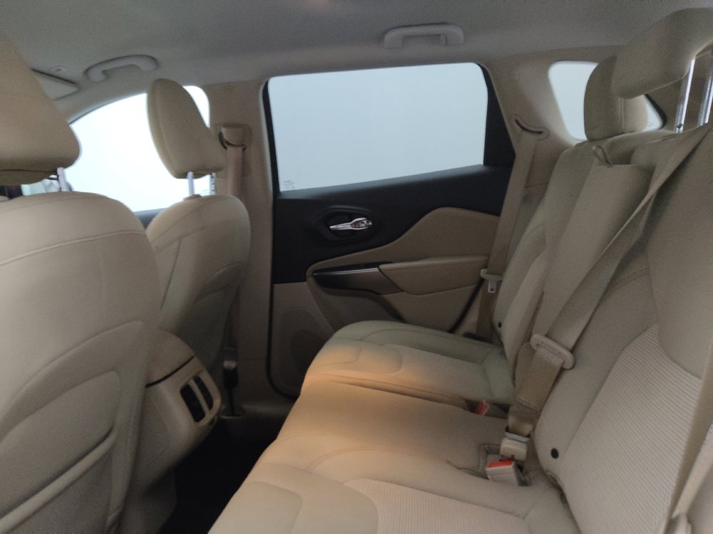 Used 2019 Jeep Cherokee Latitude w/ Popular Appearance Group FWD image 18