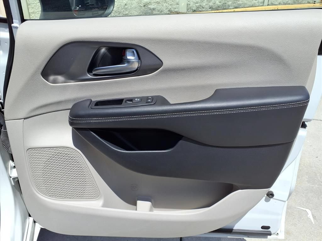 Used 2023 Chrysler Pacifica Touring-L FWD image 10