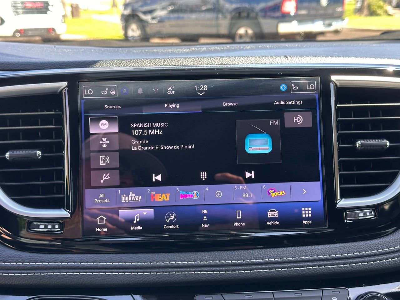 Used 2025 Chrysler Pacifica Limited image 38