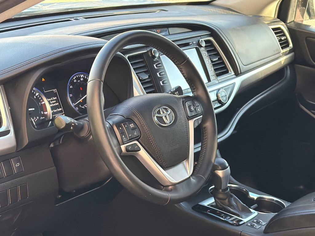 Used 2017 Toyota Highlander SE image 16