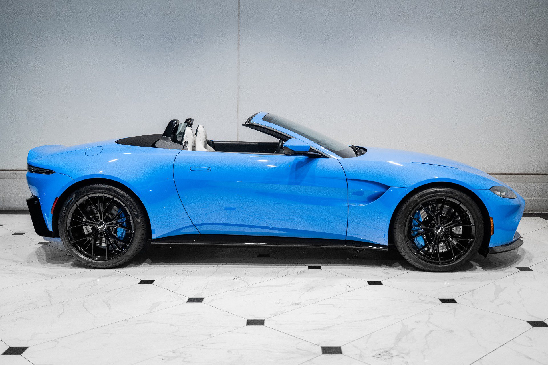 Used 2021 Aston Martin V8 Vantage Roadster RWD image 43