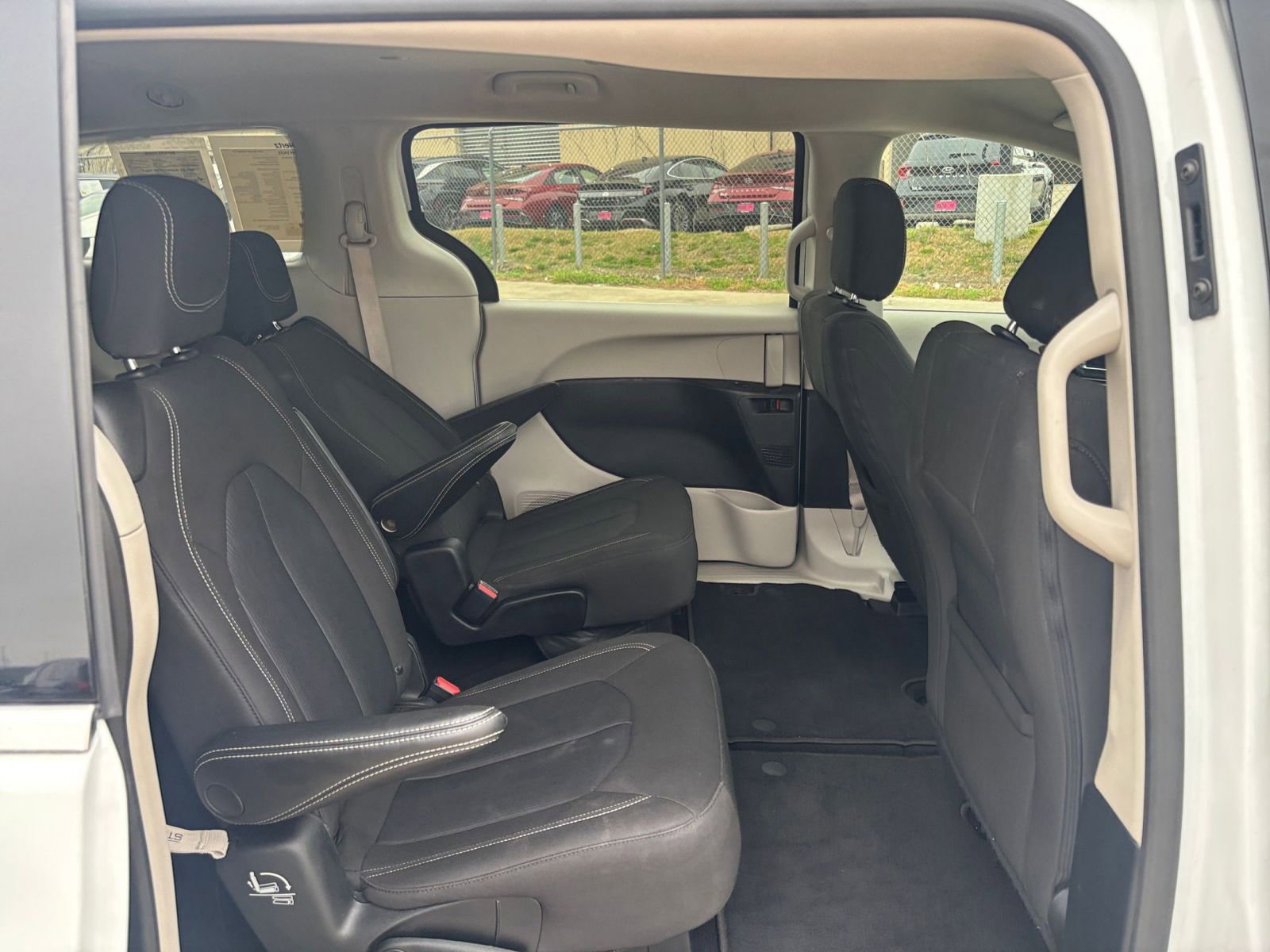 Used 2023 Chrysler Voyager LX image 28