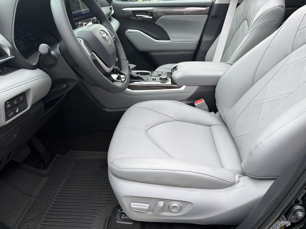 New 2026 Toyota Highlander Platinum AWD/4WD image 17