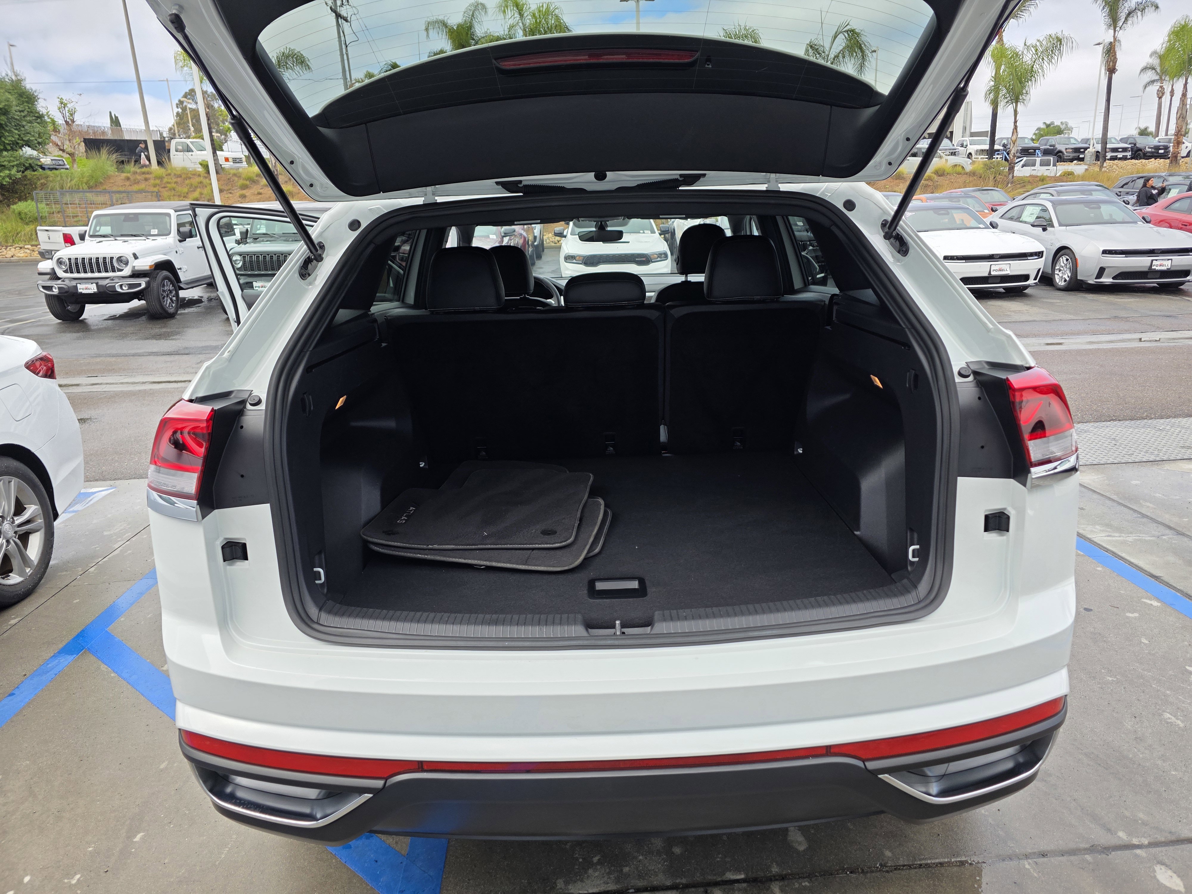 Used 2023 Volkswagen Atlas Cross Sport SE image 19