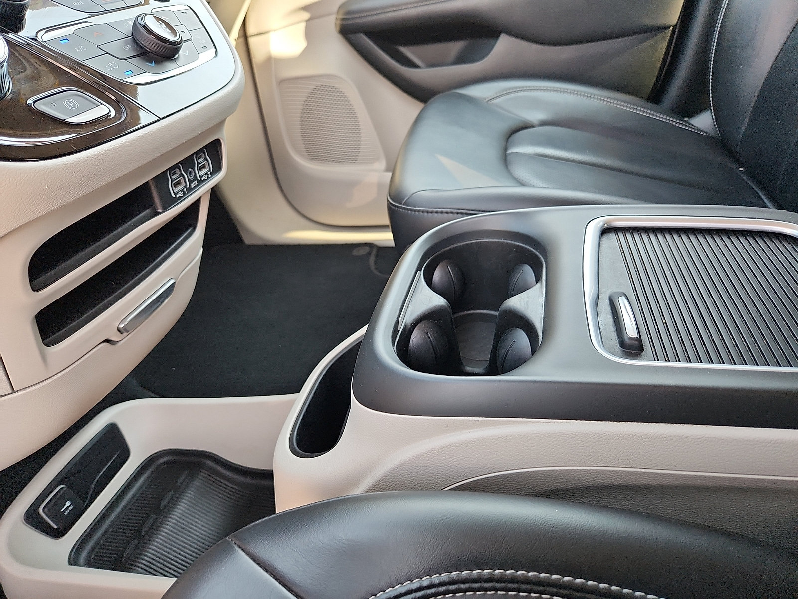 Used 2023 Chrysler Pacifica Touring-L FWD image 20