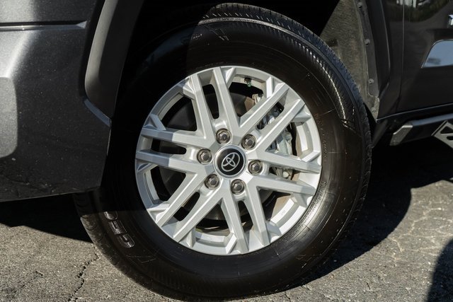 Used 2022 Toyota Tundra SR5 w/ SR5 Convenience Package image 3