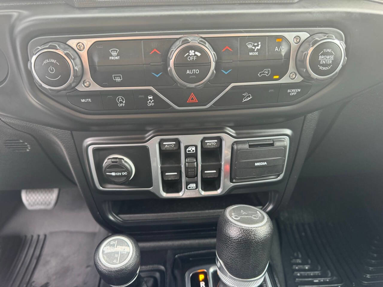 Used 2018 Jeep Wrangler Unlimited Sahara w/ Uconnect 4C Nav & Sound Group image 24